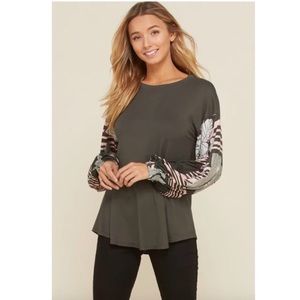 $ FIRM🌷Olive Knit Top with Contrast Sleeves
